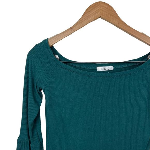 L&D Green Off Shoulder Bell Sleeve Blouse size medium - Picture 2 of 5